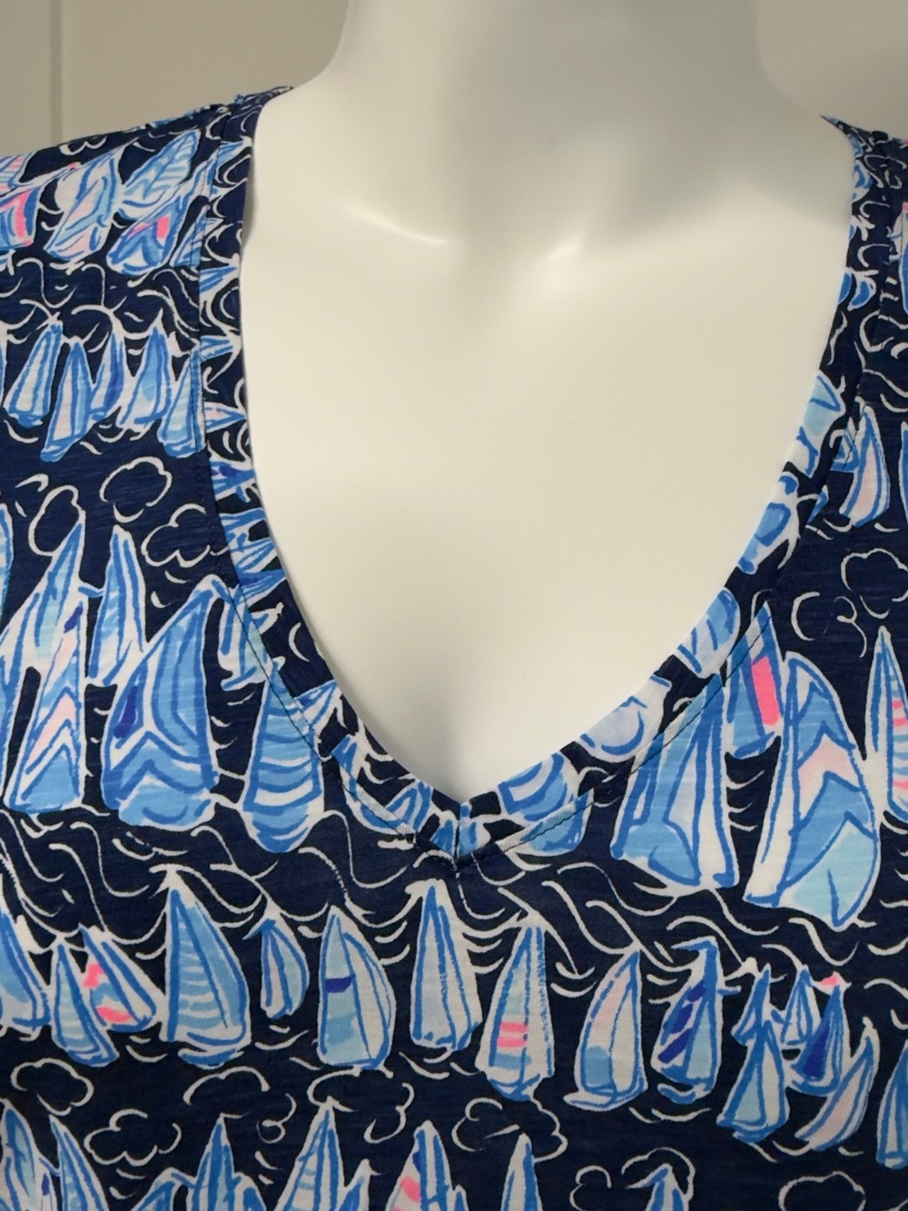 Lilly Pulitzer Sails & Stripes V-Neck Top NWT Size L - Picture 3 of 6